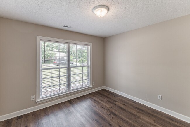Building Photo - 127 Knotting Pl