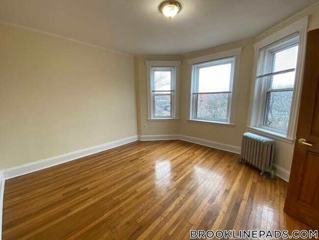 Building Photo - 352 Riverway