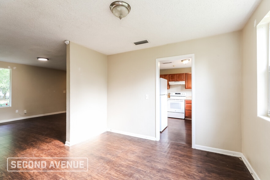 Building Photo - 1320 Bretta St