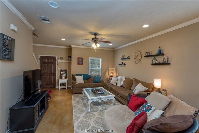 Building Photo - 4 Bedroom Home Near the Barracks and on Bus Route! AUGUST MOVE IN!