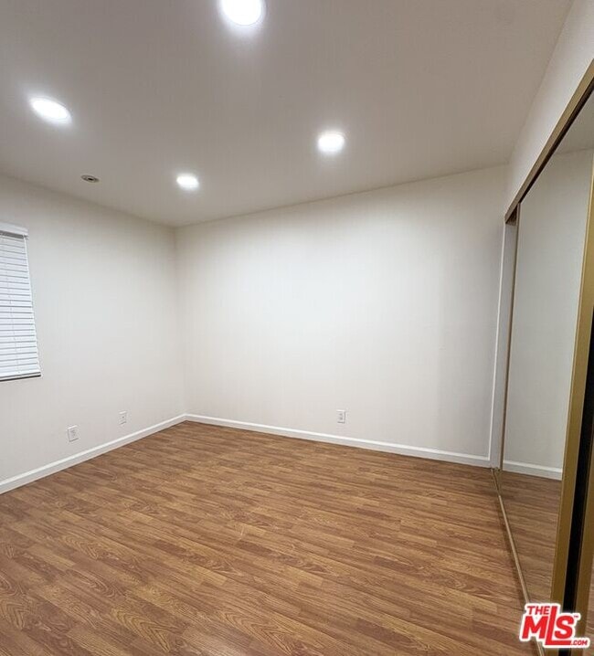 Building Photo - 433 S Manhattan Pl