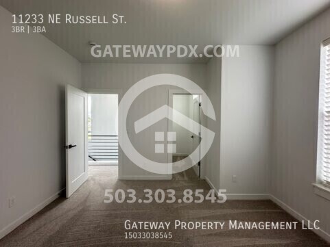 Building Photo - 11233 NE Russell St