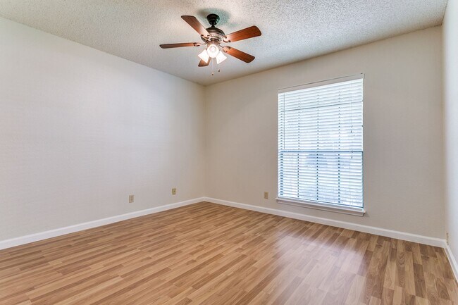 Building Photo - BEAUTIFUL SINGLE STORY HOME IN OAK HOLLOW
