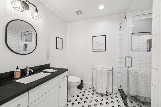 Building Photo - 1030 Waverly St