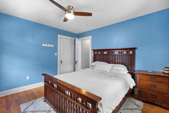 Building Photo - *Beautifully Updated & Spacious 4BD/4BA Si...
