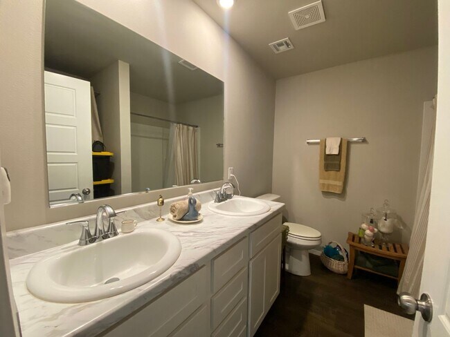 Building Photo - Discover this beautifully designed 3 bedro...