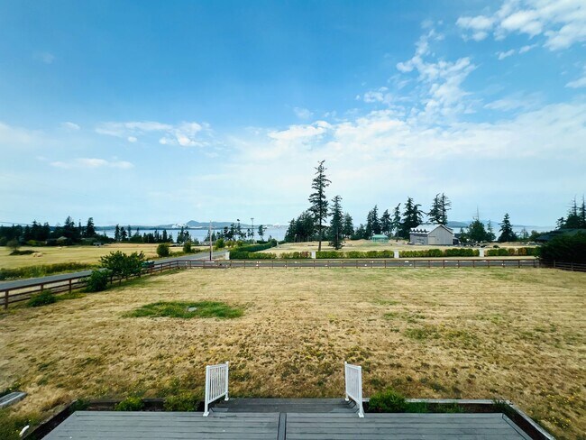 Building Photo - Beautiful 2 bedroom, + office/bonus room i...
