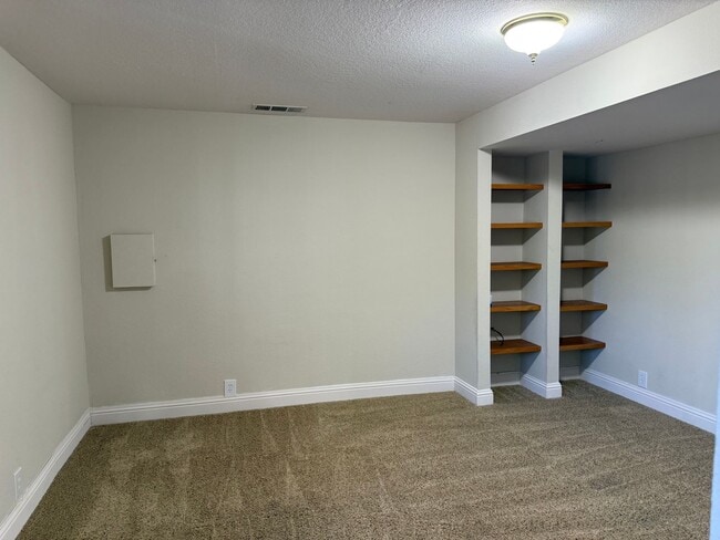 Building Photo - Pleasant Living in Pleasant Hill