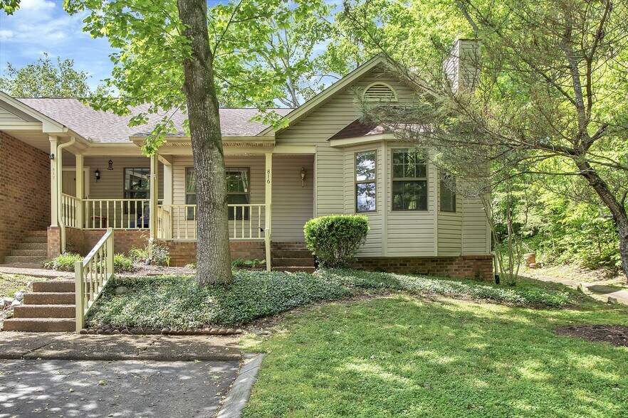 Primary Photo - 816 Beazer Ln