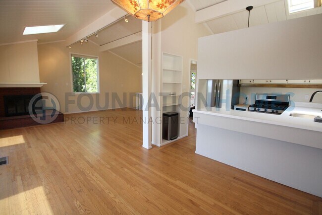 Building Photo - Mountain View Retreat in the Heart of Fairfax- 3BD/1BA Home with Expansive Deck- FOUNDATION