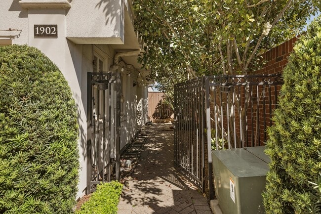 Building Photo - 1902 Greenwich Pl Dr