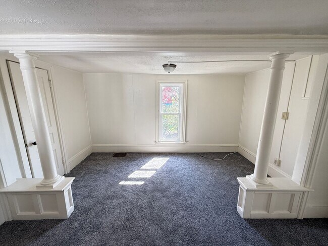 Building Photo - Freshly Renovated 1-Bedroom-Convenient Loc...