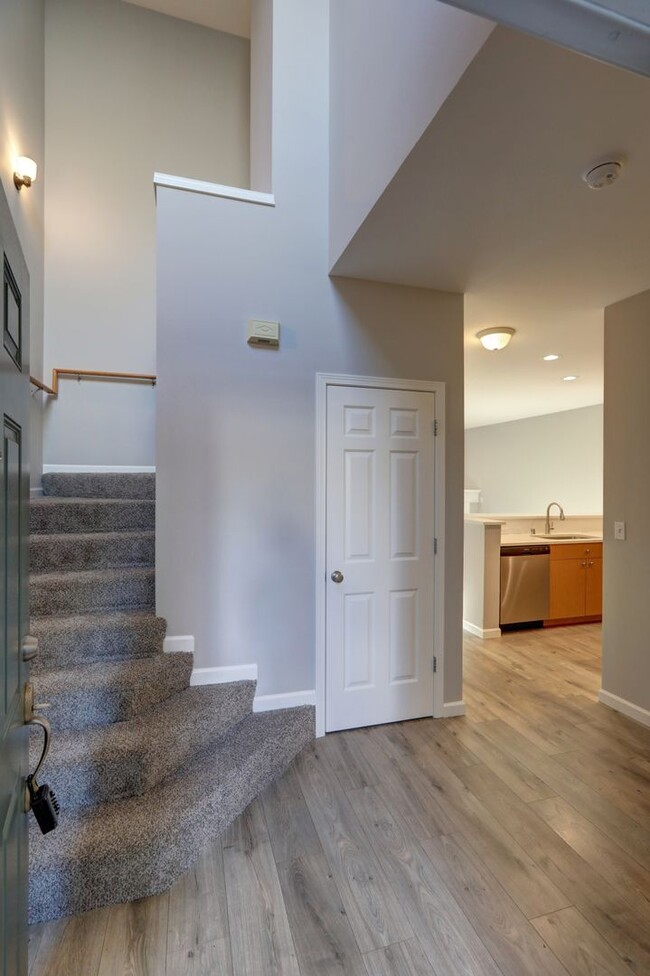 Building Photo - Beautiful 3bd, 2.5ba Townhome available in...