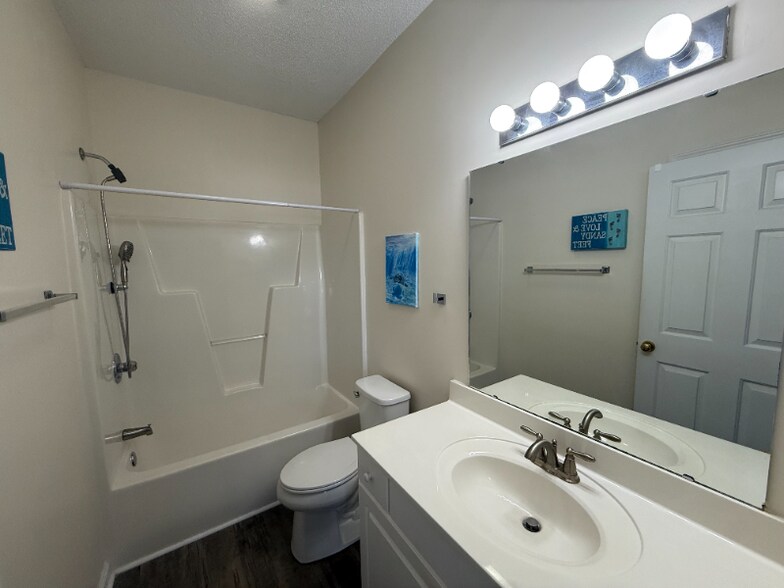 Building Photo - 2040 Cross Gate Blvd