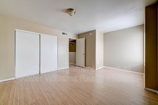 Building Photo - 3840 N 43rd Ave