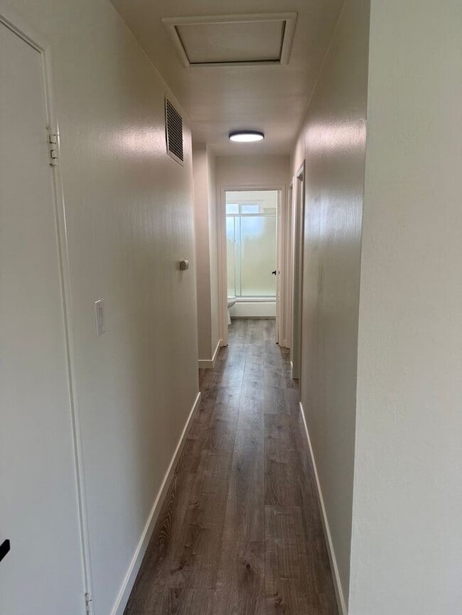 Building Photo - Stunning 4-bedroom, 2-bathroom