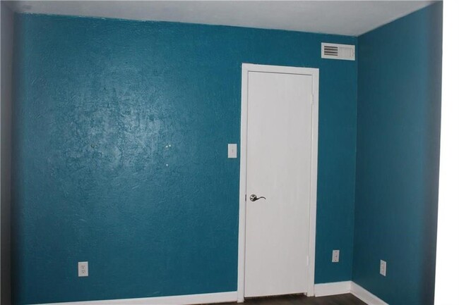 Building Photo - 25 Oakbrook Dr