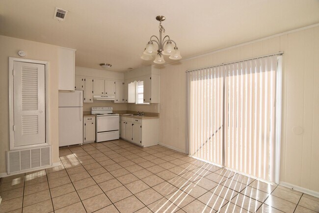 Building Photo - 3 Bed/1.5 Bath home off Meadowbrook Drive ...
