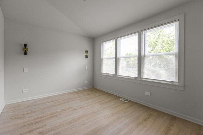 Building Photo - 3 bedroom in Chicago IL 60618