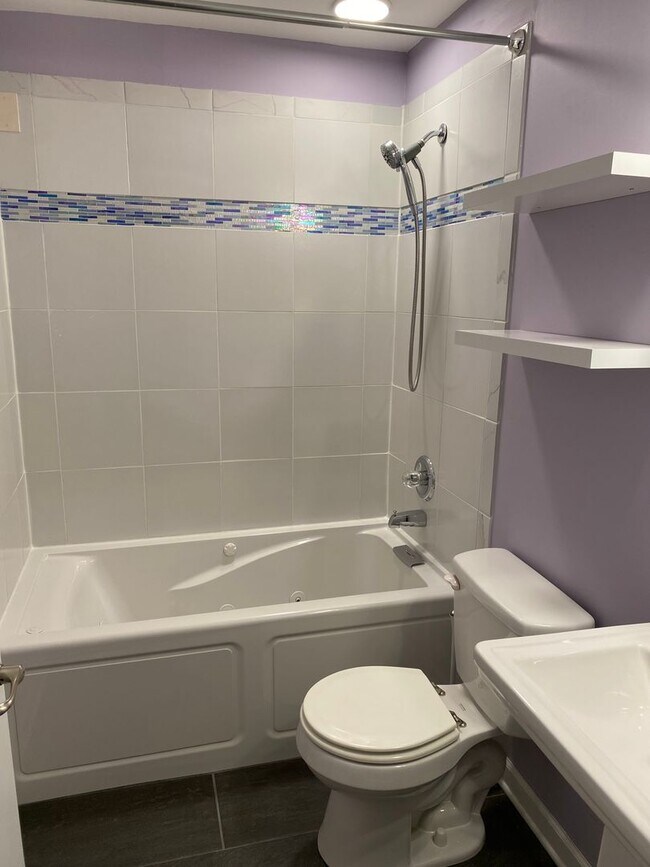 Building Photo - -- AVAILABLE MAY 8TH -- 3 BR / 3.5 BA End Unit Townhome, Available May 8th!