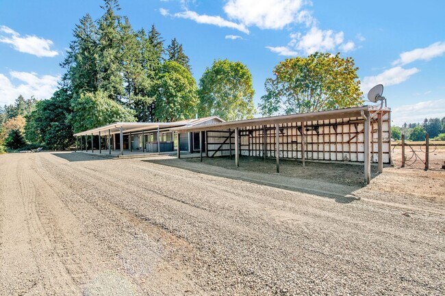 Building Photo - 39601 Santiam Bluffs Rd NE