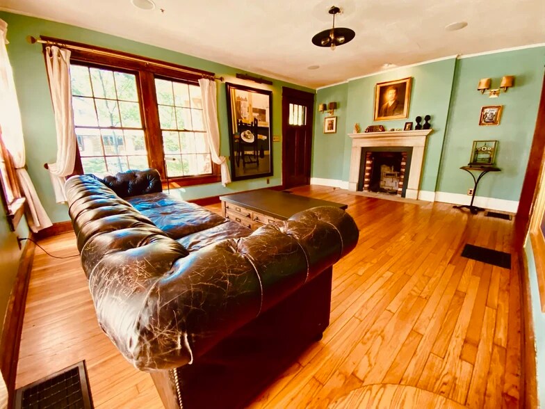 Building Photo - 620 E 1st St