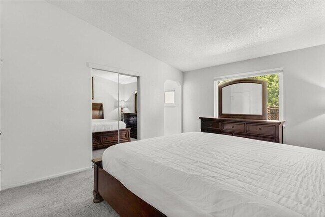 Building Photo - Charming 3BR 2 BA w/ Attached Garage in Centennial! Owner is offering 50% off one month's rent!