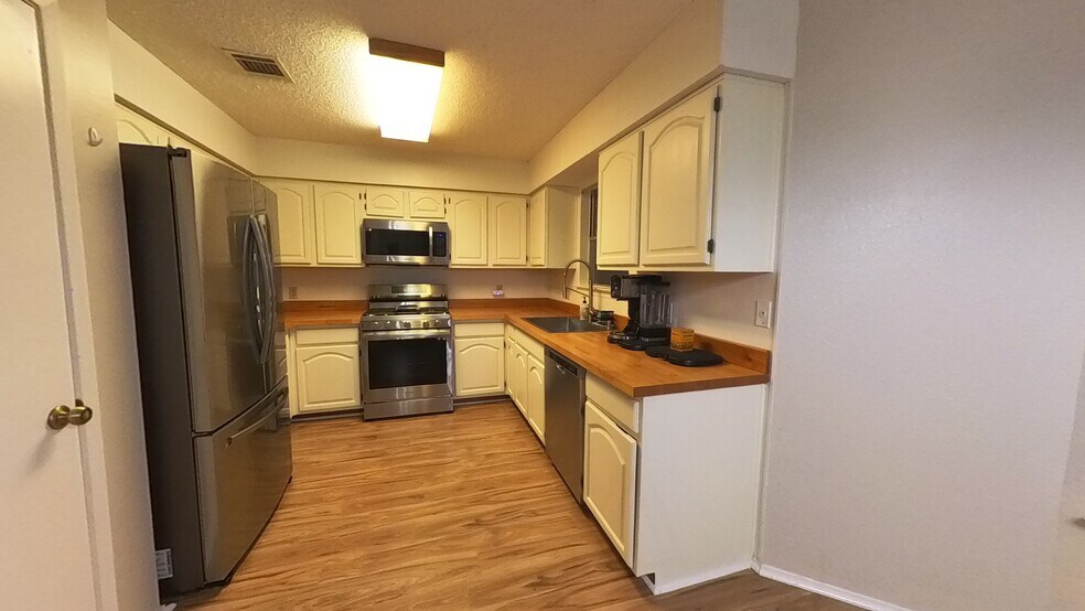Building Photo - 8505 Columbia Falls Dr