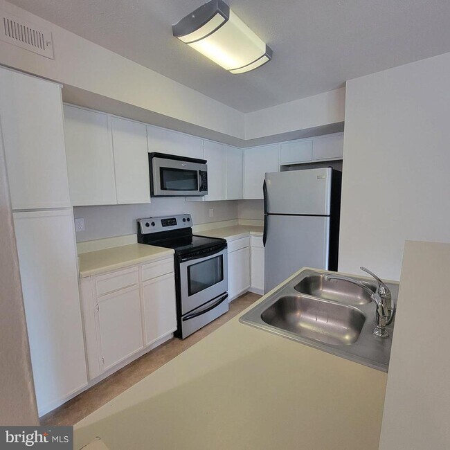 Building Photo - 13420 Lord Dunbore Pl