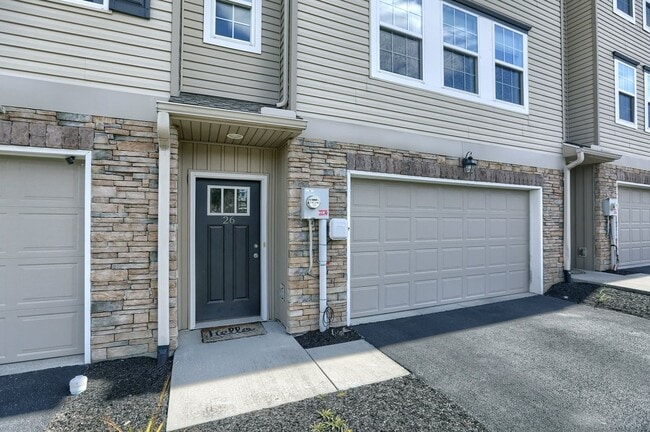 Building Photo - Newer build 2,000 sq ft 3/BR 2.5 bath luxury townhome FULLY FURNISHED