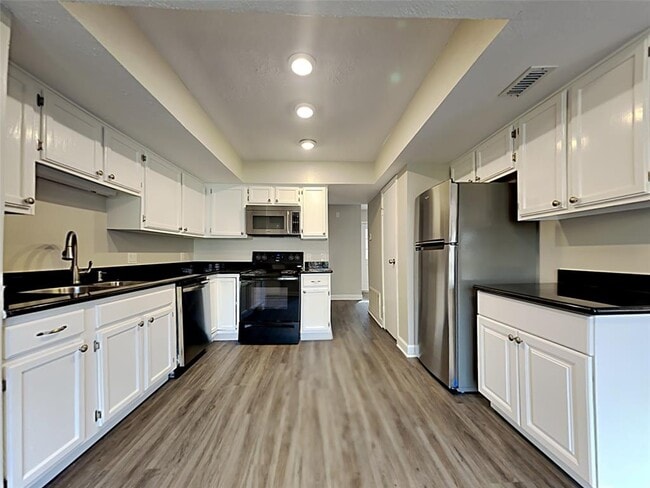 Building Photo - 3215 Sycamore Springs Dr