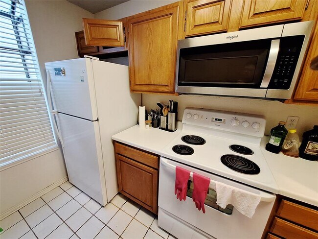 Building Photo - 2409 Leon St