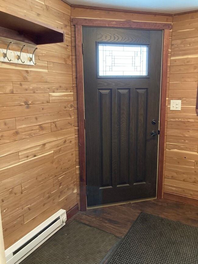 Building Photo - Amazing 4 Bedroom 2 Bathroom House with Garage!