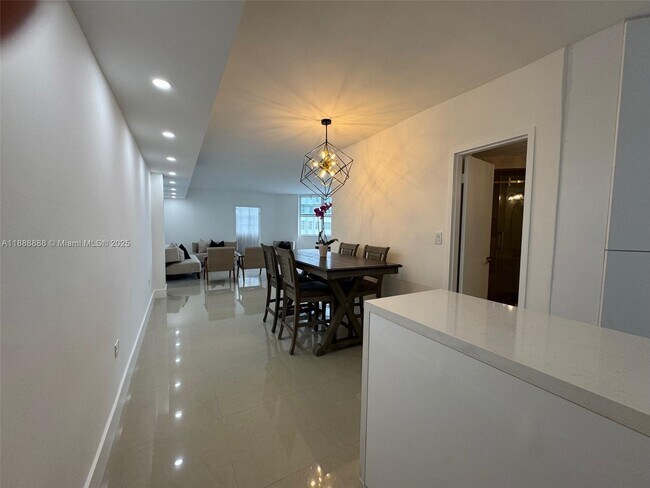 Building Photo - 999 Brickell Bay Dr