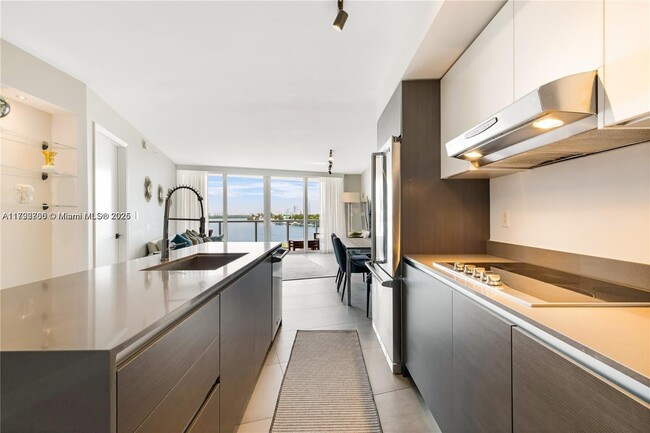 Building Photo - 9821 E Bay Harbor Dr