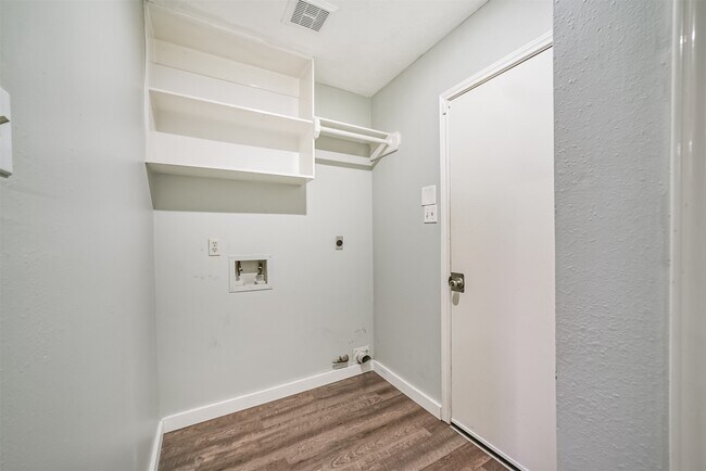 Building Photo - 1021 N Sunset Dr