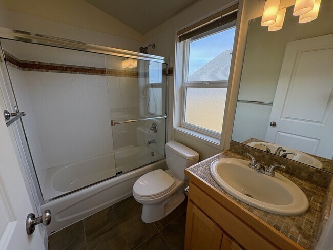 Building Photo - Queen Anne Townhome