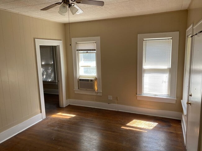 Building Photo - ONE BEDROOM ONE BATH