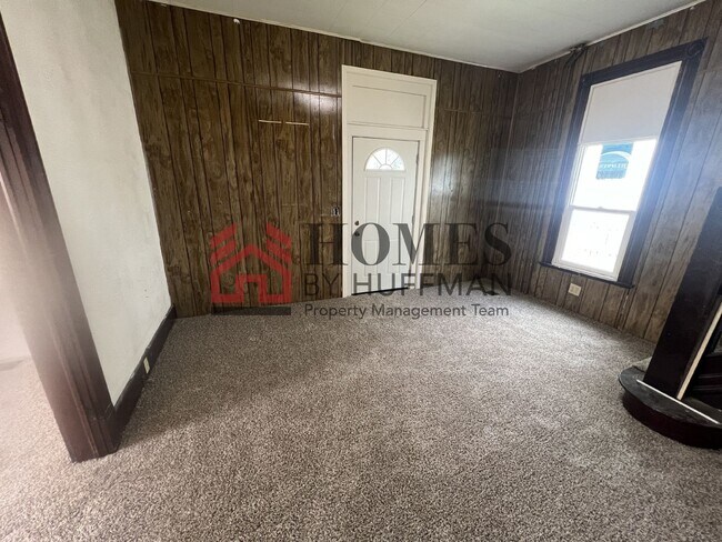 Building Photo - 818 S Barker Ave