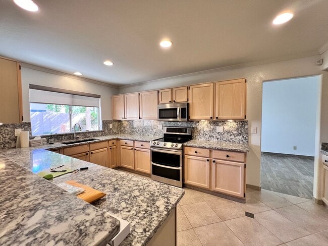 Building Photo - Ahwatukee Charmer!
