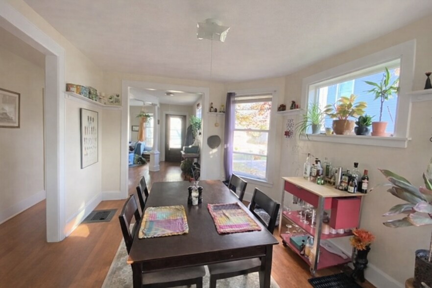 Building Photo - 215 Center St