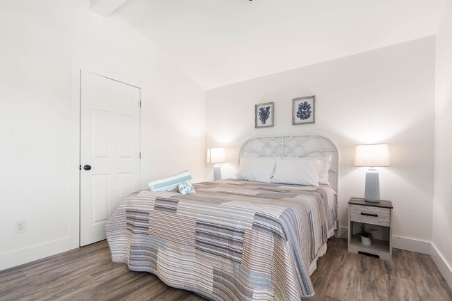 Building Photo - 113 4th Ave