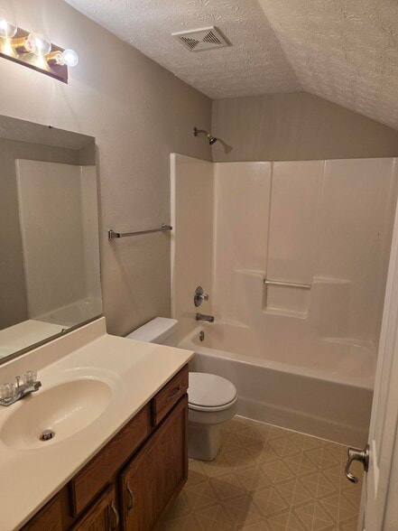 Building Photo - 1757 N Keebler Ave