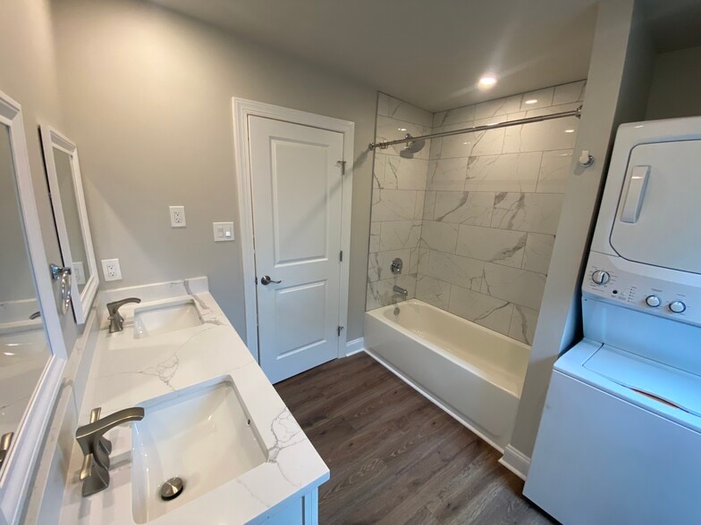 Master bathroom - 417 Jones St