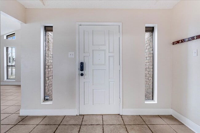 Building Photo - 985 Crossbill St