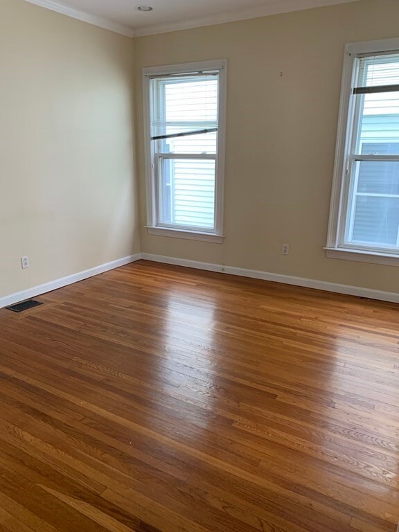 Building Photo - 841 E 5th St