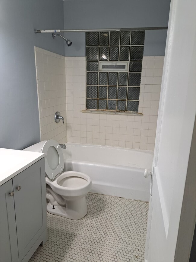 Building Photo - 1114 Fairbanks Ave