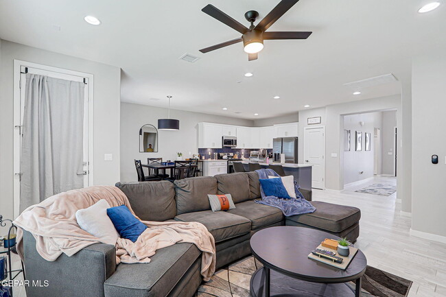 Building Photo - 325 Playa Vis St