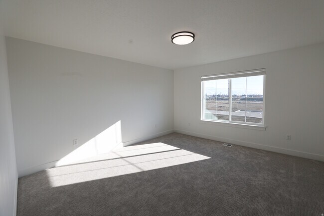Building Photo - 271 W 690 N