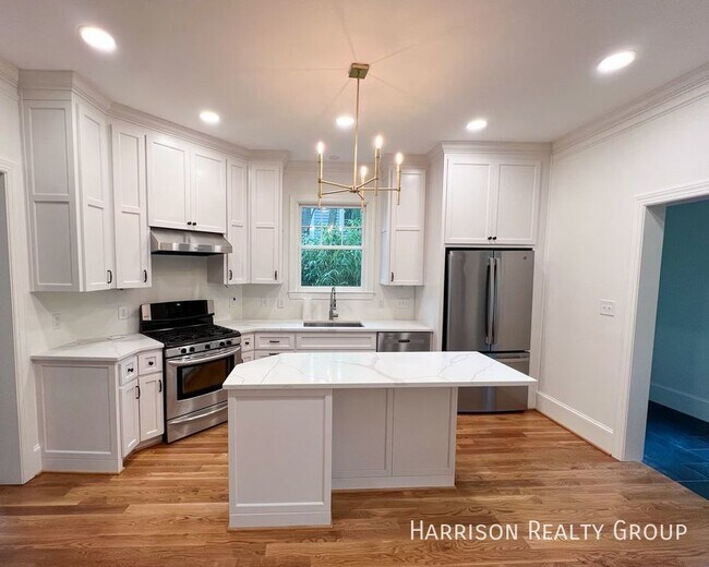 Building Photo - Beautifully Renovated Home In Historic Boy...